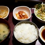 Korean Butaniku Senmon Ten Fukubutaya - ナムル、キムチ、サラダ、味噌汁、ごはん、焼肉のタレ