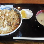 浅野屋 - カツ丼（味噌汁、漬物）