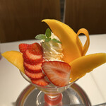 Shibuya Nishimura Fruit Parlour Machida Ten - アップルマンゴー＆苺パフェ１６８０円。生クリーム、苺、マンゴー、バニラアイス、いちごアイスという構成ですので、これはパフェか？論争がありそうですが、とても美味しくいただき（╹◡╹）