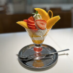 Shibuya Nishimura Fruit Parlour Machida Ten - アップルマンゴー＆苺パフェ１６８０円。苺の甘さが影を潜めるほど、マンゴーに存在感があります。とても美味しくいただきました（╹◡╹）。携帯が変わり、写真の腕が上がったような気が（笑）