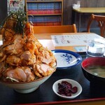 Oshokuji Dokoro Daigen - 唐揚げ丼大です‼️秘伝のタレが食欲を誘います。大食いのゴンタでもギリギリ完食レベルの量でした。味噌汁と漬物が付いているのがうれしい‼️