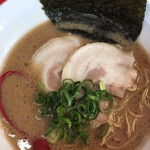 Tonkotsu Ramen Ichiden - 脂が浮いてて濃そうですが 意外にマイルド