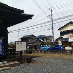 Hanaseki Ramen - 円通寺観音堂から店の遠景を見る。