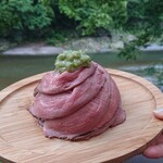 Okutama Riverside Cafe awa - 奥多摩の野山を駆け回る鹿肉（ベニソン）を低温調理しローストベニソンにしました。臭みやくせはなく、ジューシー。奥多摩の特産品のわさびがよく合います。