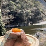 Okutama Riverside Cafe awa - じっくり６時間かけて低温調理した、しっとりやわらかいローストビーフ。熊本産の甘みのある薄口醤油をベースにしたタレと、オリジナルのわさびソースがGOOD!