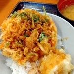 Ten-don Tenya Ogaki Jinai Machi Ten - 桜海老のかき揚げ丼。サービスのホタテの天ぷら(130円)付き。