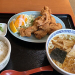 Oshokuji House Ayutoku - 旨鶏唐揚げ定食¥850にサービスセット　ミニラーメン¥250を