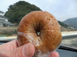 パンとドレッシングの店 ゴエモン - くるみとチーズのベーグル