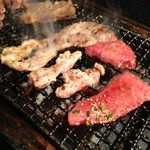 Sumibi Yakiniku Shichirin En - 脂が落ちて、煙があがる