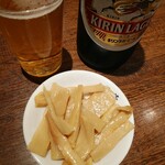 栄華 - 瓶ビールにお通し：メンマ