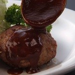 洋食亭 おおはし - 《ハンバーグステーキ》 ひとつひとつ手ごねで作る手作りハンバーグ。肉汁いっぱいのジューシーな味と、特製デミグラスとの相性がたまりません！