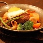 洋食亭 おおはし - 《おおはし風煮込みハンバーグ》 なんといっても一番人気のハンバーグ。まずはコレから！