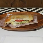 sandwich cafe PAISIBLE - バジルチキンのホットサンド(300円)