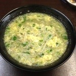 中華料理 春雷 - 料理写真:人気メニューの｢トツゲキラーメン｣は餃子の餡を中華なべに投入し、豚と鶏ガラの清湯スープを入れた画期的な餃子味のラーメン。ラー油を垂らせばより餃子に近づきます。1杯でラーメンと餃子の両方を食べた気になれるのです。(コメント、アド街ック天国より抜粋)¥780 