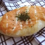 Liber - メンタイマヨネーズ☆
                        
                        今日の夜勤のお夜食♡明太子マヨネーズを乗せて焼き上げた惣菜パン！明太子大好きにはたまらん！٩(๑´ڡ`๑)۶