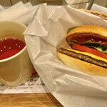 Freshness Burger Biera Yamashina Ten - チーズバーガー、ローズヒップティー