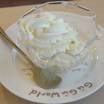 dog cafe MINT - ソフトクリームバニラ250円