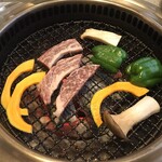 焼肉だんちゃん - リブロースを焼いているところ。全体の写真を撮るのを失念しました。とても美味しい上質なお肉です。