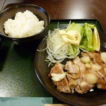 Soba Dokoro Tsuki - 定食のチキンガーリックステーキとご飯