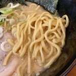 Ramen Ippon Ya - 麺はかなりコシと弾力のある中太麺。