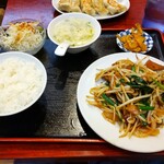 香港亭 - ニラレバ定食 870円 と餃子 385円