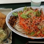 Hanamaru Udon Ion Toyokawa Ten - サラダうどんとトッピング３種（からしいなり、鶏の竜田揚げ、たけのこ天ぷら）