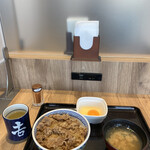 Yoshinoya Taishido Ten - スッキリしたテーブル周りに置かれていたのは紙ふきんのみ。コンセントもある(^^)。
                        いつもの牛丼並（426円）生玉子（74円）みそ汁（74円）をオーダー！