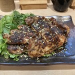 Sumibi Yakitori Torisumi - 秘伝のたれをじっくり焼き付けた[もも一枚焼き]は、 香り良い 高知県産仁淀川山椒をふんだんに使用しています。