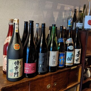 こだわりの日本酒・焼酎は試飲OK！香りを楽しむ自家製ジンも