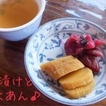 Koya - お茶請けに梅漬けとたくあん♪