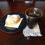 Pignon - ドライフルートとヘーゼルナッツのパン＋アイスコーヒー