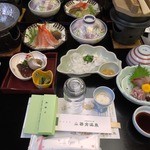 Sasakura Onsen Unryu So - （夕食）夕食のテーブル。お刺身や温かい料理は後から順に運ばれます。