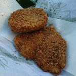 ひなとり処 鳥一 - 上・チキンコロッケ（160円）下・チキンカツ（130円）