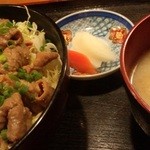 紋次郎 - ホルモン丼