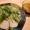 Tsukemen Honpo Karabu Tokaichi Ten - つけ麺(普通)(税込950円)
                タレは魚介系の出汁に辛みを加え、追い鰹節をして仕上げ摺り胡麻を投入して風味を加える
                刻み青葱&千切り胡瓜&茹でキャベツ&
                叉焼2枚をトッピング、野菜たっぷりなのが嬉しい