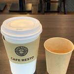 Cafe Rest - 小さい紙コップと比較しました。スタバのトールサイズより50cc少ないぐらいです