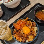 うまいもん.JP - ホル玉キムチ丼とハイボール♬　けっこう辛口だった　　ヒィ(*ﾟ∀ﾟ)