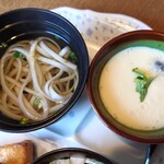 Teisha Jo - ○うどん
                      冷凍讃岐うどんに
                      汁は創味のつゆを使ってる様な味わい。
                      
                      これ使えば
                      簡単に美味しい味わいになるよねえ〜
                      僕んちでもこの組み合わせ使ってる。
                      
                      ○サラダ