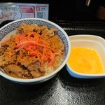 Yoshinoya Nishi Nippori Ten - 生卵を溶き、牛丼には紅生姜と七味を振って準備完了w