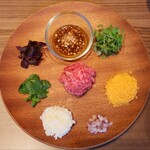 焼肉うしごろ - 沢山の薬味と一緒に頂く、エスニック的な和牛タルタル