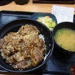 吉野家 - 牛カルビ丼（並、４８０円）とお新香・味噌汁のBセット（１２０円）