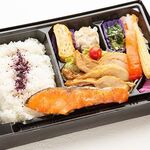 Tezukuri Bento A-cha to Ne-ne - 幕ノ内弁当【鮭とチキンステーキ】820円（886円税込）