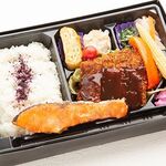 Tezukuri Bento A-cha to Ne-ne - 幕ノ内弁当【鮭とミルフィーユ豚カツ】820円（886円税込）