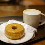 STARBUCKS COFFEE Akusesu Omote Oudo Ten - スターバックスラテ (￥378)、シュガードーナツ (￥232)