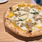 Pizzeria Del Popolo a Kyoto - カボチャペースト、自家製ポルケッタ、ゴルゴンゾーラ、燻製モッツァレラ、バジル、ペコリーノロマーノ、パンプキンシード