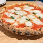 Pizzeria Del Popolo a Kyoto - トマトソース、水牛モッツァレラ、バジル、ペコリーノロマーノ