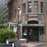 TRATTORIA AL SODO  - 古いビルの1Fにお店はある