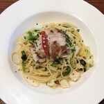 イタリア料理＆バール たんと - 自家燻製をかけた彩菜鶏と春野菜のペペロンチーノ