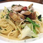 イタリア料理＆バール たんと - 自家燻製をかけた彩菜鶏と春野菜のペペロンチーノ