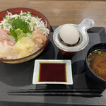 漁港めし家 牧原鮮魚店 - 三食丼　税込800円